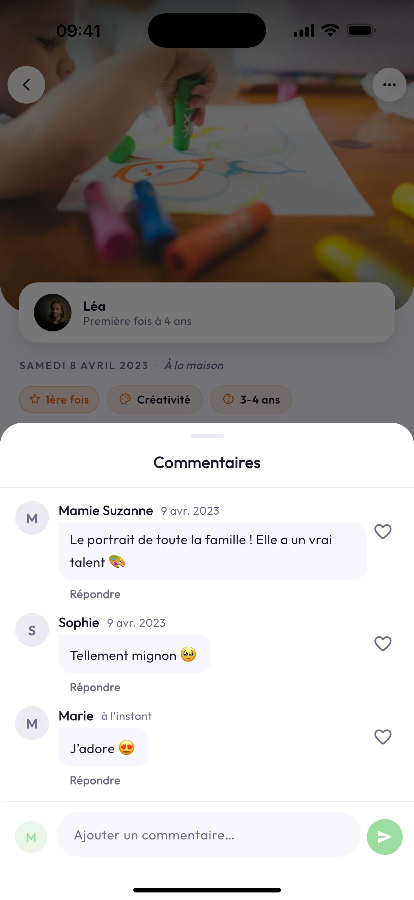 Détail d'un souvenir Tenderkid avec son fil de commentaires et de likes familiaux